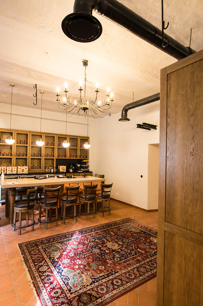 Tohi Distillery alumise korruse saal ja restoran. Ruumide rent Raplamaal