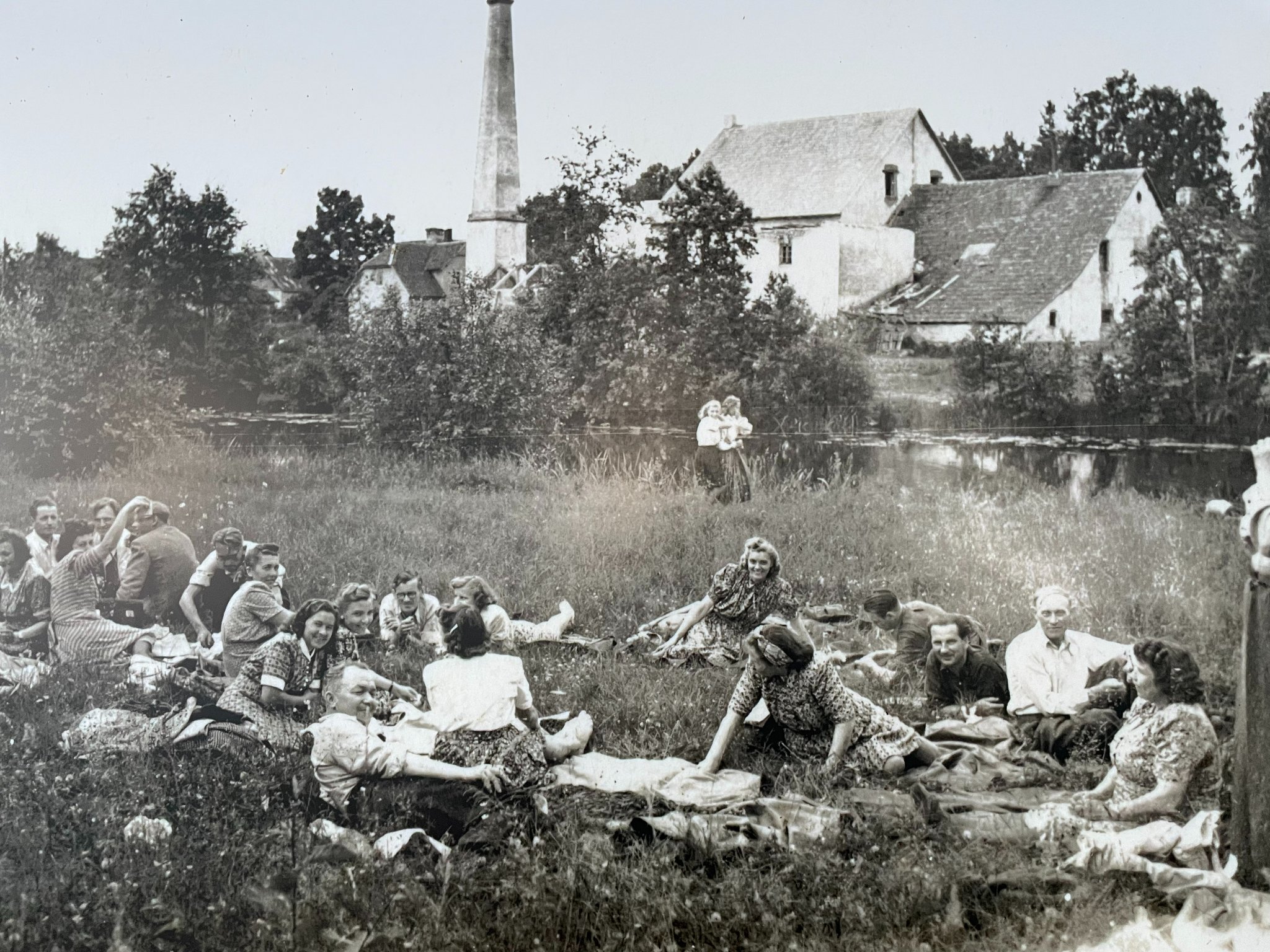 Tohisoo vana viinaköök, hiljem nahavabrik ja täna ruumide rent sündmusteks ning muidugi Tohi džinnivabrik